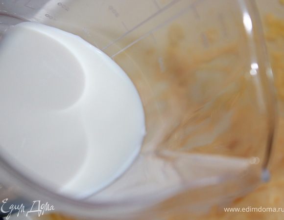 Затем влить молоко.