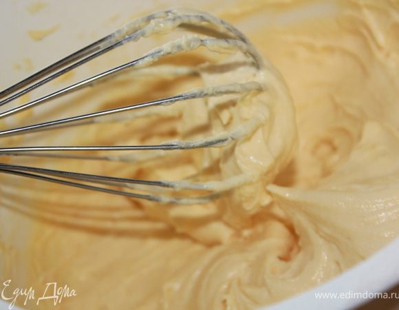 Муку просеять и смешать с разрыхлителем. Если у вас не оказалось разрыхлителя для теста, то можно добавить 1 чайную ложку коньяка. Перемешать с масляной смесью. Получается густое, крутое тесто.