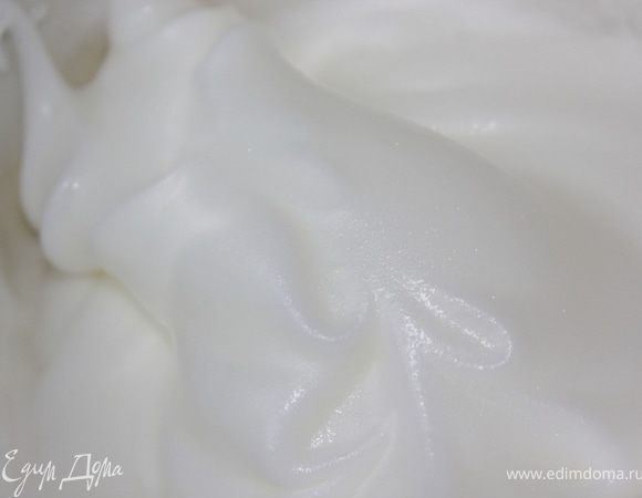 В последнюю очередь добавить взбитые в пену белки. Чтобы белки хорошо взбивались, их предварительно охлаждают в холодильнике. Также в них можно добавить щепотку соли (или немного лимонного сока).