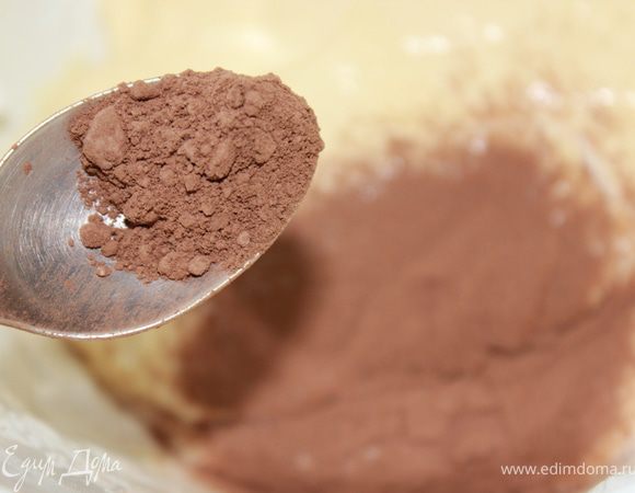 Отделить от теста 1/3 и вмешать в него какао и шоколад.