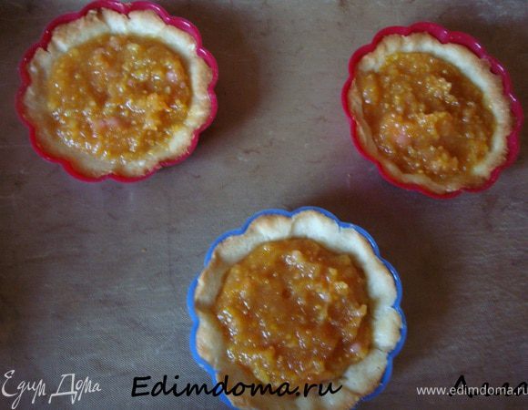 По истечении времени вынуть тарталетки из духовки, убрать бумагу с горохом и наполнить тарталетки марципаном, смешанным с апельсиновой цедрой. Отправить в духовку еще минут на 15.