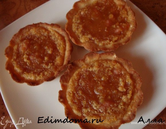 Вынуть тарталетки из духовки, как только они хорошо зарумянятся. Полностью остудить.