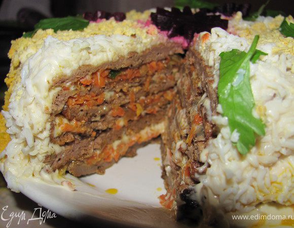 Печень помыть, и перекрутить в мясорубке. Посолить, поперчить. Добавить яйца, сметану и муку, все хорошо перемешать. На смазанной растительным маслом сковороде жарим печеночные блины с двух сторон. Порезать лук и обжарить до золотистого цвета, добавить тертую морковку. Блины мажем майонезом, сверху ложем лук с морковкой, и так каждый блин. Последний мажем майонезом и украшаем вареными белком и желтком.