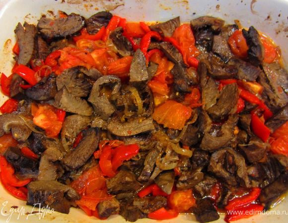 Поместите блюдо в хорошо разогретую до 220 градусов духовку. Если у вас в духовке есть верхний гриль, включите его и разместите противень на верхней полке.
Запекайте до готовности овощей. На это уйдет от 5 до 15 минут.
Достаньте противень из духовки и перемешайте ингредиенты. Попробуйте. Полейте соком лимона, если считаете, что кислоты недостаточно (если помидоры недостаточно хороши).
Дайте блюду постоять минут пять в теплом месте.