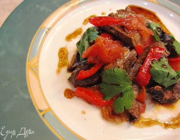 Выложите блюдо на тарелки отдельно либо рядом с гарниром.
Смешайте 3 столовые ложки оливкового масла и столовую ложку бальзамического уксуса (это на 6 порций). Посолите и хорошенько взбейте вилкой или венчиком. У вас должна получиться однородная эмульсия.
Полейте сверху круговыми движениями сердце.
Выложите сверху любимую зелень - кинзу, укроп или петрушку.