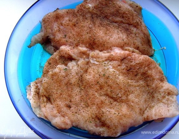 Куриное филе одной грудки разрезать вдоль пополам. Получатся "заготовки" для 6-ти рулетов.
Каждый кусок положить в пищевой пакет, отбить с 2-х сторон до толщины 1 см. Натереть специями.