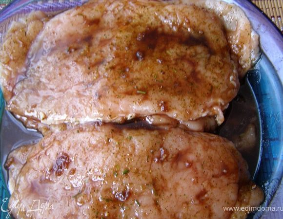 Для маринада смешать до однородности масло,  соус Терияки и наршараб, выдавить через пресс чеснок. Всё ещё раз взбить вилкой. Дать соусу настояться 10 мин, половину отделить. 1/2 частью соуса смазать куриные отбивные, оставить в закрытой посуде на 40 мин.