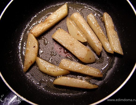 Грушу очистить от кожуры, нарезать вдоль брусочками толщиной чуть больше 1 см.
Растопить сливочное масло, быстро обжарить грушу до золотистого цвета со всех сторон. Влить вино и дать ему минут 5-7 впитаться на среднем огне. 