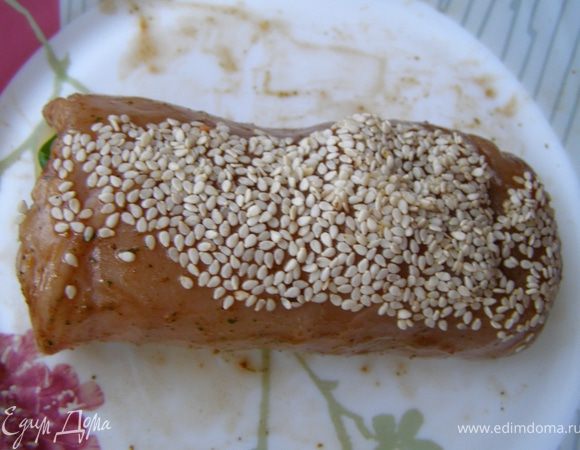 Свернуть плотный рулет, смазать маринадом (примерно по 1 ч.л. на филе), обмакнуть в кунжут. Выложить рулетик на лист, смазанный растительным маслом, в центре закрепить зубочисткой.
