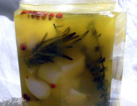 Залить до краев маслом, закрыть крышкой. Мариновать в холодильнике неделю, после чего, согласно информации из журнала, можно хранить до 2 месяцев. Подтвердить данные не могу:) Сыр вкусный, пробовал на 6 день, на мой взляд, розмарина и чеснока даже можно чуть больше положить:)