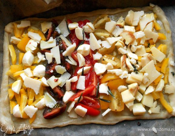 Выложить нарезанные перец и черри ***можно смешать, но я сознательно не делал этого, т.к. мой главный дегустатор не очень жалует запеченные томаты***. Присыпать маринованным сыром и пармезаном ***можно опять же концептуально: моцарелла и помидоры, перец и пармезан, а можно хаотично:)***. Также можно сбрызнуть маслом из-под сыра. 