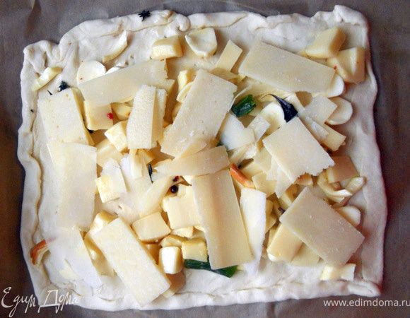 Аналогичные действия проделать с сырной лепешкой, только без овощей. Выпекать до готовности или до уверенно-золотистого цвета, 15-20 минут. Отрезать неровные края, нарезать на квадраты, украсить зеленью и подавать. Ну, очень душевно!