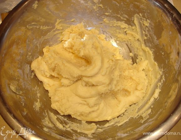 Отделить белки от желтков (4 яйца). Белки отложить. Желтки смешать с 0,5 ст. сахара и 200 г размягченного сливочного масла. Добавить 1 ч.л. соды, 2,5 ст. муки, ванильный сахар, замесить густое тесто. Убрать в морозилку на 15 минут.