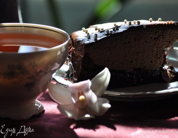 На след. утро приготовить ганаше:
===================================
Сливки с кукурузным сиропом довести до кипения, снять с огня ввести весь шоколад, дать постоять с минуту и размешать деревянной ложкой до гладкого крема. В конце ввести экстракт ванили, размешать. Залить ганаше торт 3-им слоем и дать застыть в холодильнике.
Перед подачей провести ножом между тортом и краем формы и осторожно снять его. Разрезать на порционные куски и полить оставшимся коричным сиропом.

