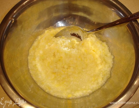 Из двух лимонов удалить косточки, пропустить через мясорубку или комбайн вместе с кожурой. Добавить к лимонам 1 ст. сахара.