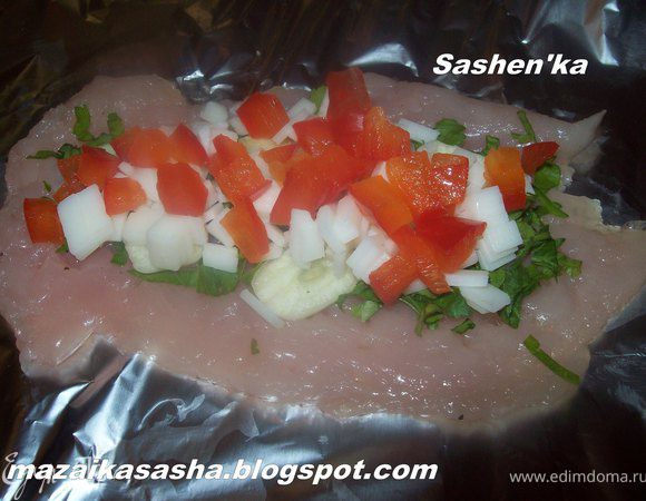 Курицу порезать на порционные куски. отбить, посолить и поперчить с двух сторон. Положить  каждый кусок на фольгу, выложить на курицу ингредиенты в следуем порядке. Мелко нарубленная зелень, нарезанный лепестками чеснок, мелко нарубленный козий сыр и нарезанный мелкими кубиками красный болгарский перец.
