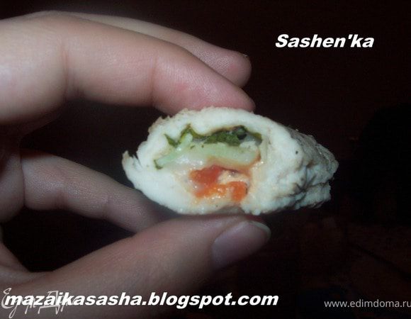 Завернуть в плотный рулет и отправить в духовку при температуре 180 гр. примерно на 20 минут. Подавать теплыми или холодными. При подаче нарезать на кусочки 3-4 см.