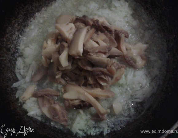 грибы достать из банки и обжарить с луком на небольшом количестве оливкового масла,добавляя соль и перец,высушить на салфетке
