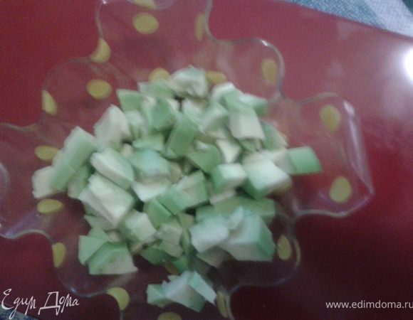 авокадо освободить от кожуры и косточки и нарезать кубиками,взбрызнуть лимоном