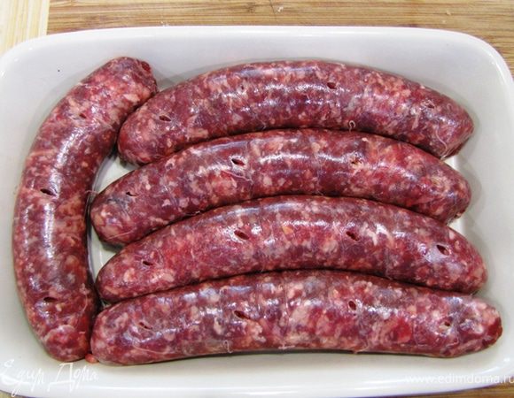 Как было указано выше, берем готовые купаты, укладываем в форму. Прокалываем каждую в трех-четырех местах, чтобы пар и жир могли выходить.