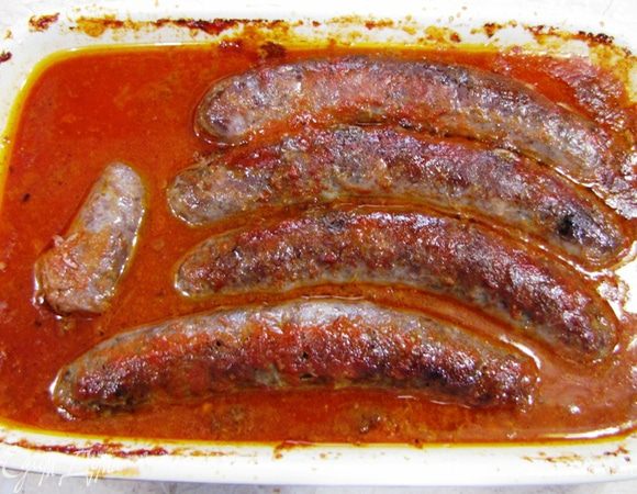 Ставим в предварительно прогретую до 200 градусов духовку на 10 минут.
Через 10 минут снижаем температуру до 180 градусов, заливаем томатным соусом купаты и ставим обратно в духовку на 30 минут.