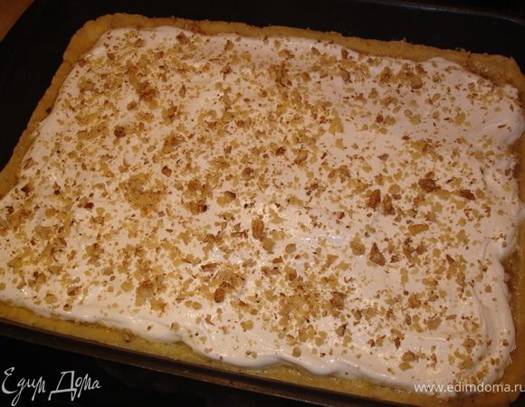 4 белка и 1 ст. сахра взбить миксером. Эту густую массу распределить сверху пирога, посыпать рубленными грецкими орешками. Выпекать в духовке 50-60 минут при температуре не более 150 градусов.