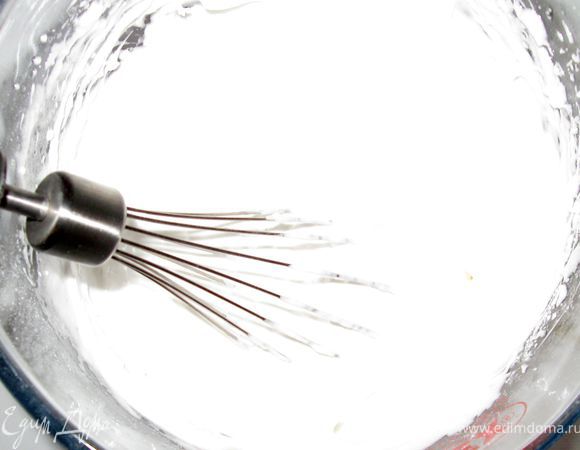 3 белка взбить с щепоткой соли в крепкую пену. Затем ,добавляя небольшимим порциями сах.пудру, взбить белки окончательно.