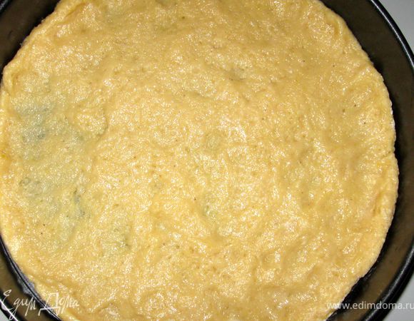 Разъемную форму(у меня диаметром 26 см., можно- 24) выстелить бумагой (я не выстилала, т.к.форма-тефлоновая). Смачивая руки в холодной воде, выложить тесто по диаметру формы.