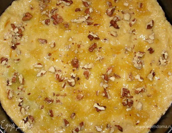 Сверху выложить конфитюр и орехи.