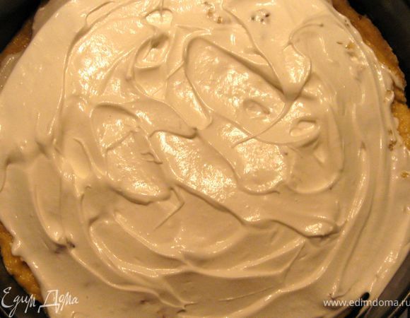 Лопаточкой аккуратно выложить и разровнять взбитые белки.