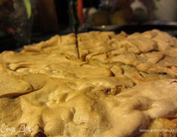 Выпекать 30-35 минут при температуре 170 градусов. Потом выключить духовку и пусть пирог постоит минут 5 в духовке. Безе должно немного подсохнуть.