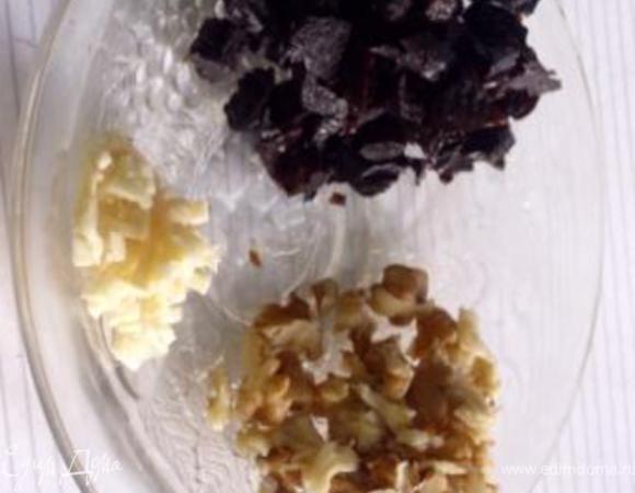 Порубить орехи, чернослив и чеснок. 
