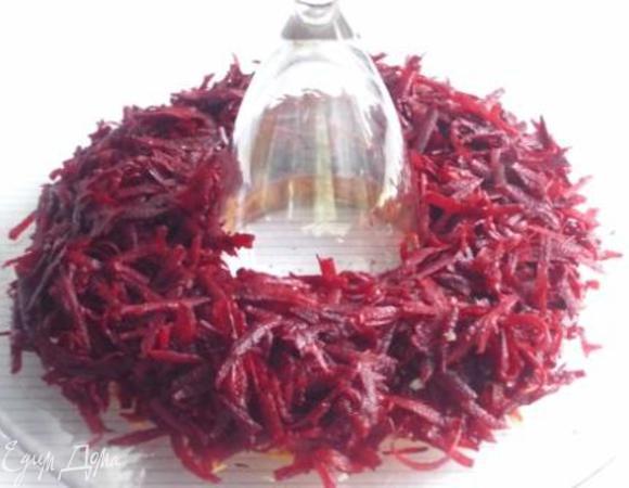 Далее - майонез, чеснок, орехи и тертая свекла. 
