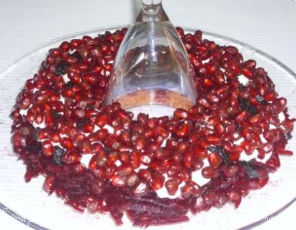 Обильно посыпать зернами граната и аккуратно убрать стакан. 