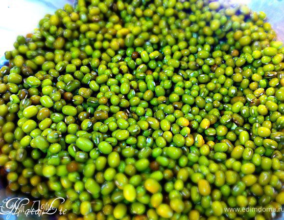 Чечевицу промыть, перебрать, откинуть на дуршлаг