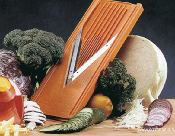 Для нарезки овощей я использовала терку, там как раз получается нужная степень нарезки. Если у Вас нет такой- лук, морковь порезать очень мелкими кубиками вручную