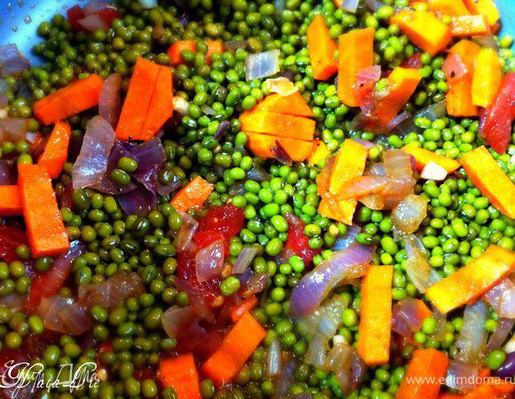 В кастрюлю мультиварки налить масло, положить лук. Готовить в режиме "Выпечка" 5 минут, затем перемешать и готовить еще 5 минут.
Выключить мультиварку, открыть крышку и добавить все остальные овощи. Добавить паприку. Перемешать. Добавить чечевицу