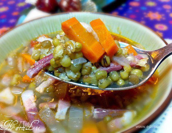 Долить воды до отметки 1 литр.
Закрыть крышку и готовить в режиме "Тушение" 1 час. Выключить мультиварку, открыть крышку - добавить соль, перец, поджаренную порезанную грудинку, закрыть крышку и дать настояться 10 минут.
Украсить по желанию свежей зеленью. Подавать горячим.


Этот суп не просто утоляет голод, он просто возрождает к жизни! :) 