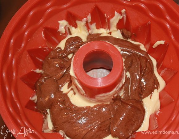 По очереди вливать тесто в форму, сначала белое, потом шоколадное, затем опять белое и так далее. Можно приготовить больше шоколадного теста, тогда кекс будет более шоколадный. Рисунок в разрезе куска будет зависеть от количества положенного теста.