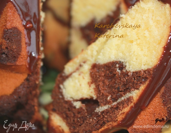 Достать готовый кекс из духовки и дать ему остыть минут 10–15, кекс легко выйдет из формы. Затем полить готовой глазурью.