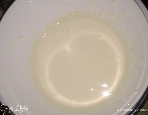 желтки растереть с сахаром,белки в холодильник