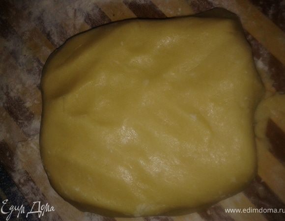 соду погасить и вылить в яичную смесь,добавить муку до очень мягкого теста и ванилин