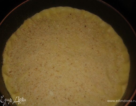 тесто выложить с краями в форму,смазанную маслом 