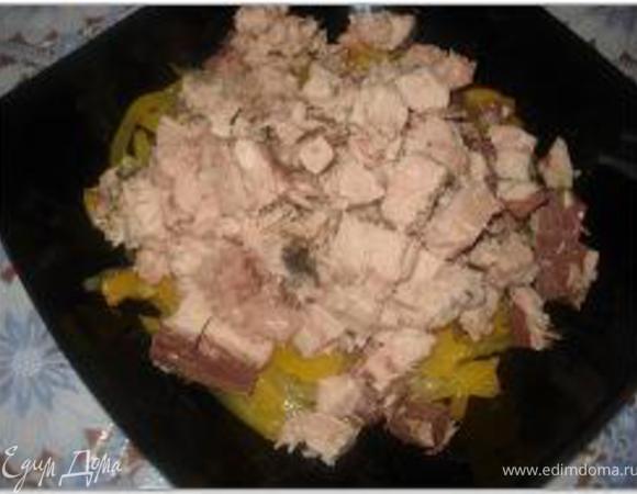 Добавить разделанного на кусочки тунца.
