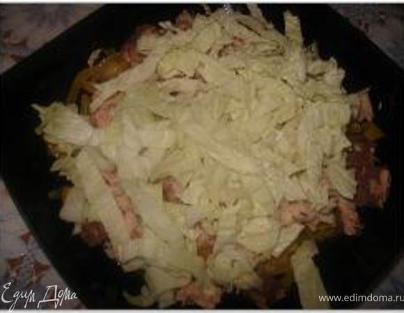 Огурцы нарезать кубиками и уложить поверх капусты.
