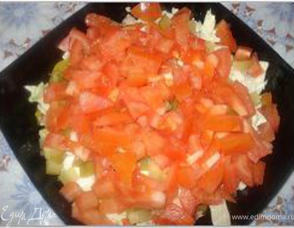 Для заправки смешать оливковое масло с винным уксусом, посахарить, посолить и поперчить.
