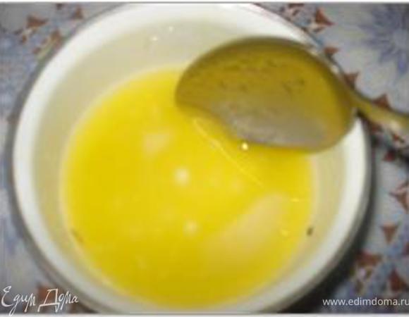 Заправить соусом салат и осторожно перемешать