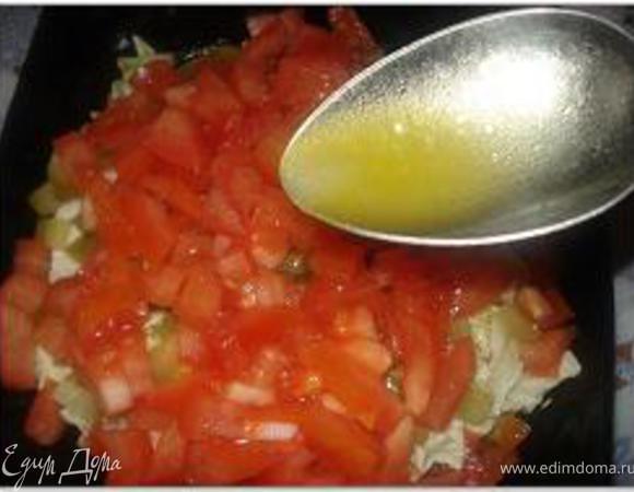 По краю салата разложить нарезанные дольками яйца.

Приятного аппетита!

