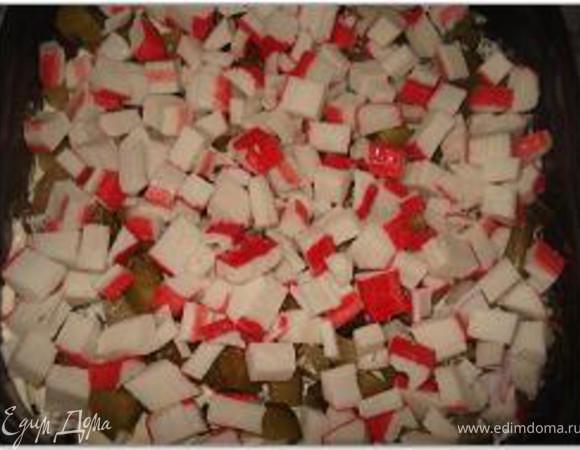 5-й слой – лук;
6-й слой – крабовые палочки;
