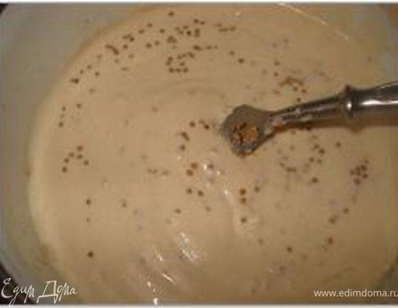 Приготовить соус. Майонез вылить в тарелку, добавить мед, горчицу и масло от селедки. Слегка взбить вилкой и посолить по вкусу.
